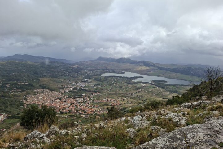04-panorama-paese-e-lago