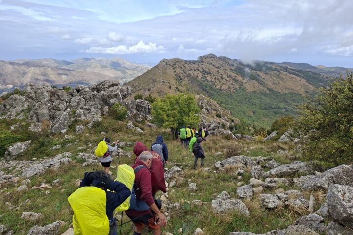 05-gruppo-tra-i-rilievi-rocciosi