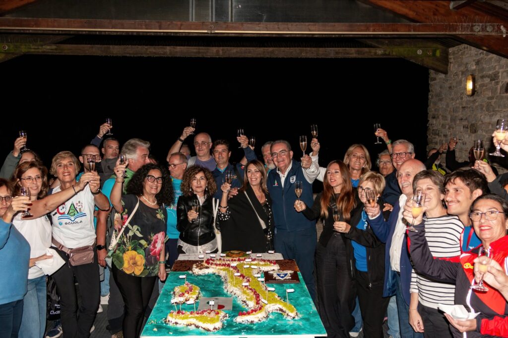 Soci riuniti attorno alla torta per i dieci anni del CAI Erice