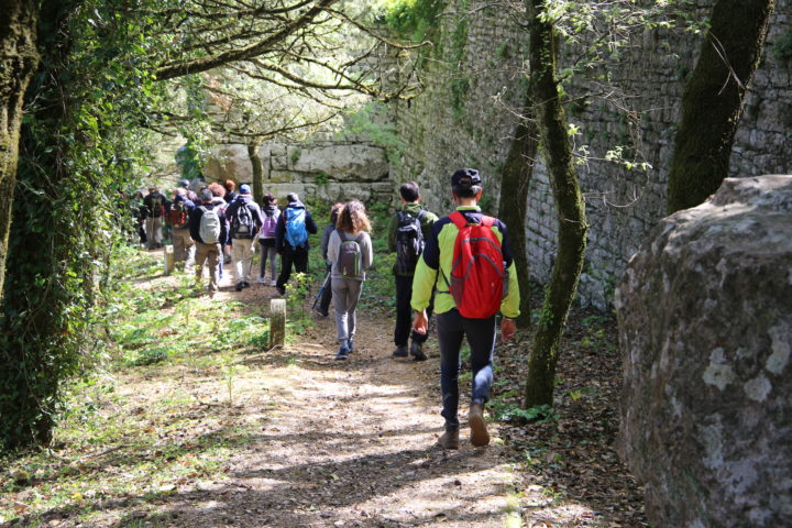 Escursionisti lungo il sentiero delle mura